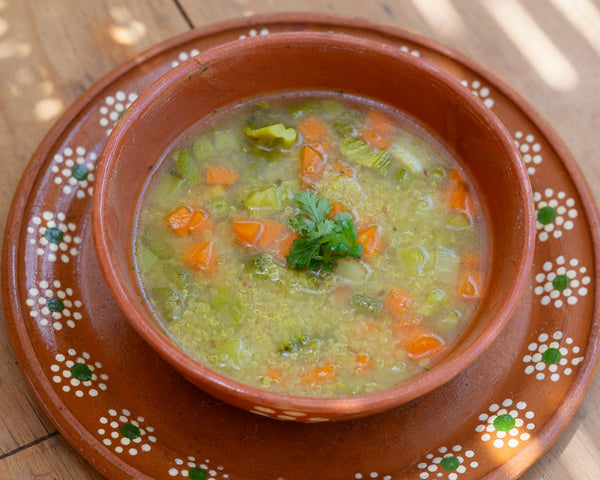 Sopa de lenteja amarilla con verduras