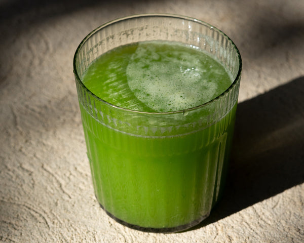 Jugo de pepino, manzana, menta y jengibre